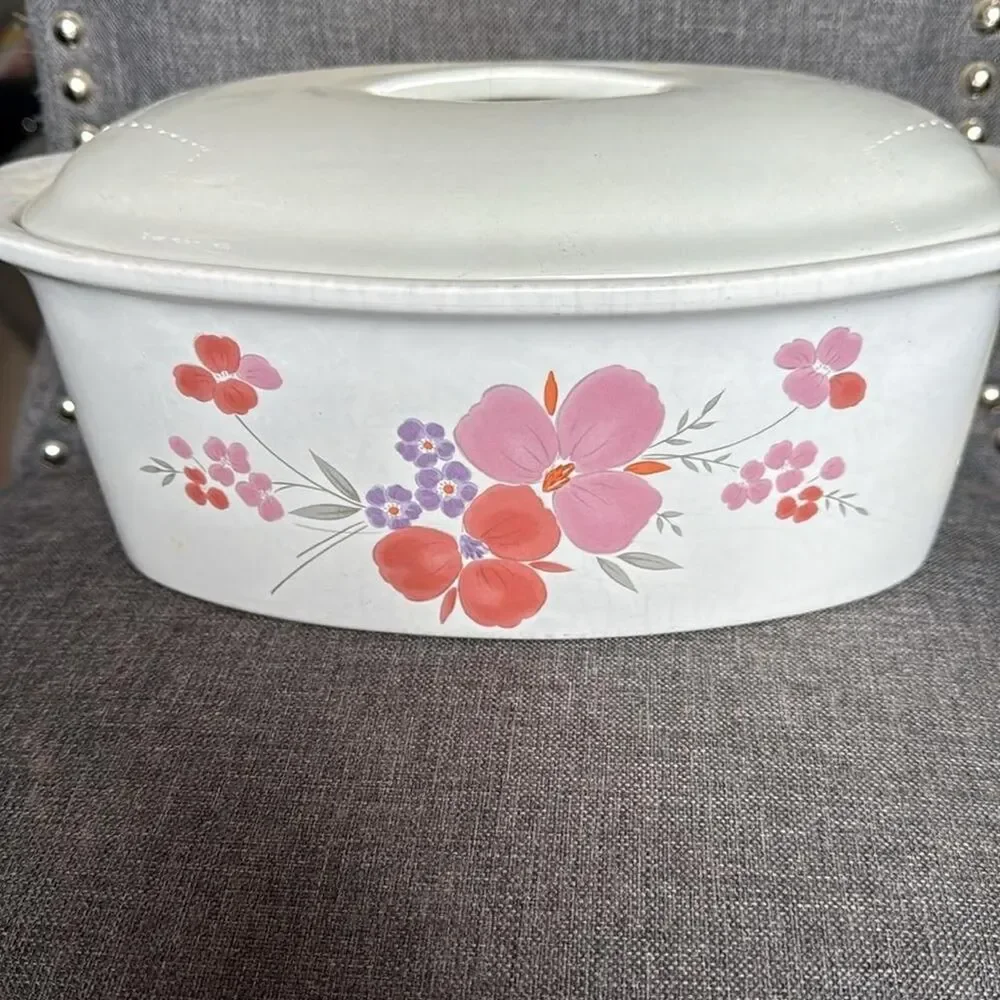 Vintage 1985 Galleria Collection Stoneware 2.4mtrs Covered Casserole Dish